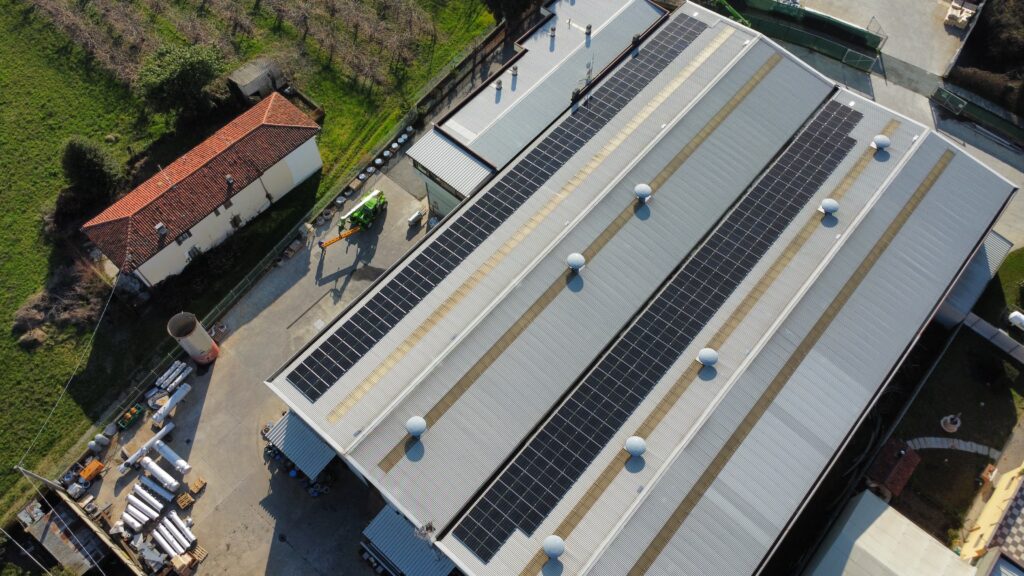 Veduta dall’alto dello stabilimento CITAL di Verzuolo con pannelli fotovoltaici sul tetto